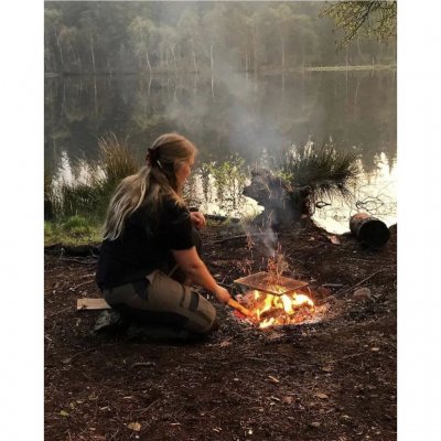 Licht en compact grillrooster van roestvrij staal voor open vuur of een bed van gloeiende kolen.