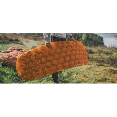 Zeer lichte en compacte opblaasbare slaapmat met folie-isolatie voor gebruik in 2–3 seizoenen.