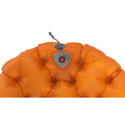 De slaapmat is voorzien van het Robens Peak Valve-ventiel met terugslagfunctie voor een optimale luchtstroom.