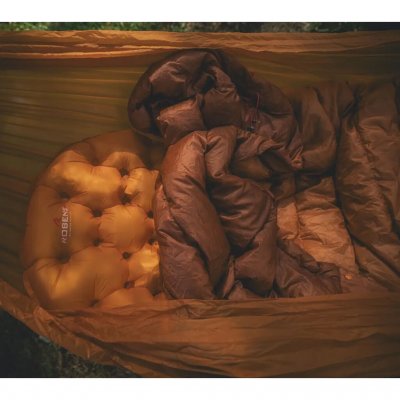 Opblaasbare slaapmat in een ultralichte constructie.