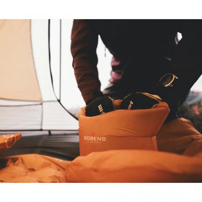 De slaapmat wordt eenvoudig opgeblazen met de meegeleverde pompzak.