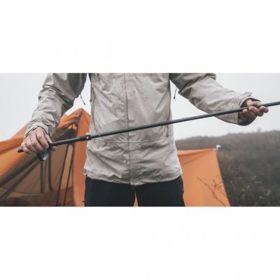 De hoogte kan worden aangepast tussen 115 en 135 cm.