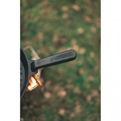 Een iets kleinere gietijzeren koekenpan van Robens voor koken boven open vuur of op een campingbrander.