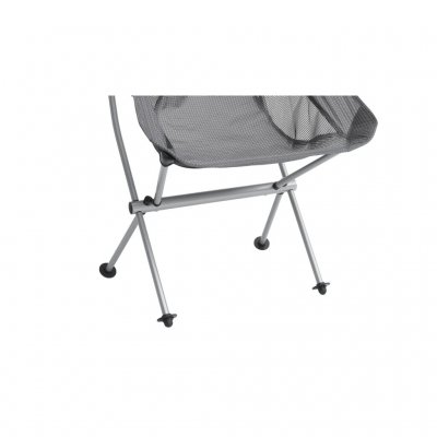 De stoel heeft brede poten die helpen voor stabiliteit op zachte ondergrond.