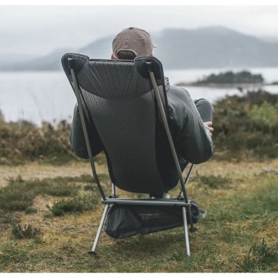Comfortabele campingstoel met hoge rugleuning.