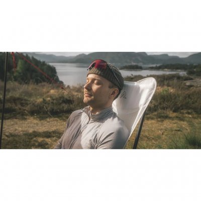 Zeer lichte en compact opvouwbare campingstoel met een duurzaam frame van koolstofvezel.