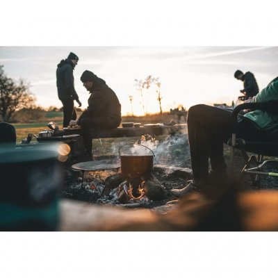 Een pan van 6 liter van roestvrij staal met handgreep en bevestigingspunt om boven het vuur op te hangen.