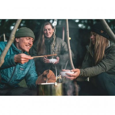 De pan heeft een handgreep met bevestigingspunt om boven het vuur op te hangen.
