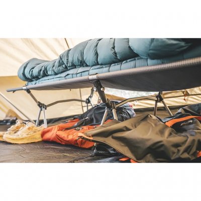 De hoogte van het veldbed maakt het mogelijk om tassen eronder op te bergen.