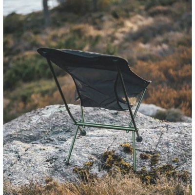Compact opvouwbare stoel met extra brede zitting, voor kamperen en buitenleven.