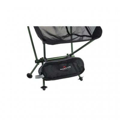 De draagtas kan onder de campingstoel worden bevestigd.