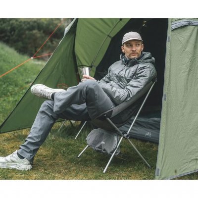 Lichte stoel met een hoge zithoogte, voor kamperen en buitenactiviteiten.