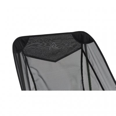 De stoel heeft een hoge rugleuning.