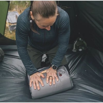 Betrouwbare 6 cm dikke slaapmat met een compact pakformaat en duurzaam materiaal.