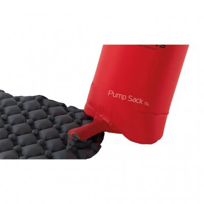 Ekstra langt mundstykke gør Robens pumpsæk 15L nem at bruge