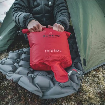 25-liter drybag die snel en eenvoudig een opblaasbare slaapmat opblaast zonder vocht toe te voegen.