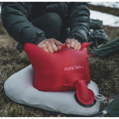 De Robens pompzak 25L heeft een extra lang mondstuk, wat hem eenvoudig in gebruik maakt.