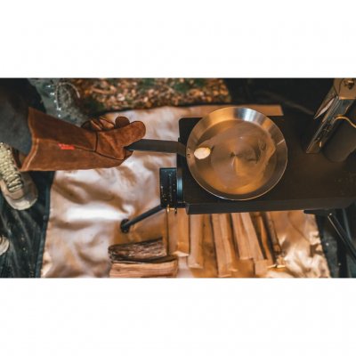 Koekenpan van plaatstaal met extra lange handgreep en zonder houten onderdelen, perfect voor koken boven open vuur of in de oven