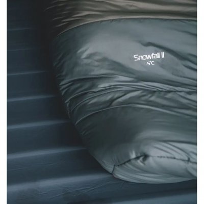 De Robens Snowfall II slaapzak heeft een mummievorm met iets meer ruimte dan veel andere slaapzakken.