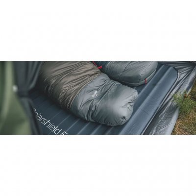 Het voeteneinde van de slaapzak heeft een haaienvinconstructie (gevormd naar de voeten).