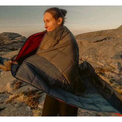 Winddichte en waterafstotende deken met een zacht en comfortabel oppervlak.