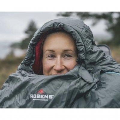 De capuchon van de slaapzak biedt bescherming rond de hals en nek en minimaliseert warmteverlies via de opening van de slaapzak.