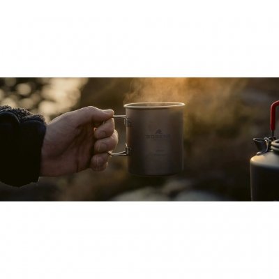 Duurzame titanium mok met een inhoud van 450 ml.