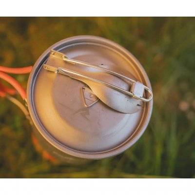 De spork wordt zeer compact wanneer hij wordt opgevouwen.