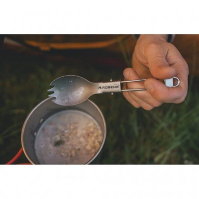 De combinatie van lepel en vork maakt de spork perfect voor maaltijden in de buitenlucht.