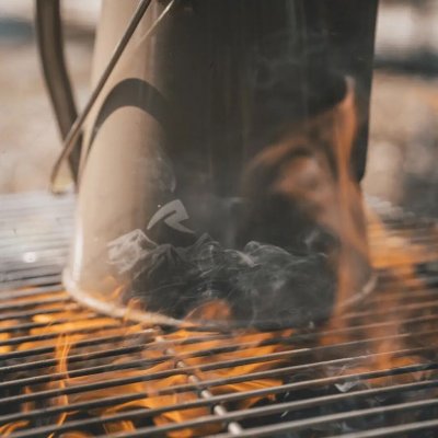 Robens Tongass geëmailleerde koffieketel werkt net zo goed op een campingkooktoestel als boven open vuur.