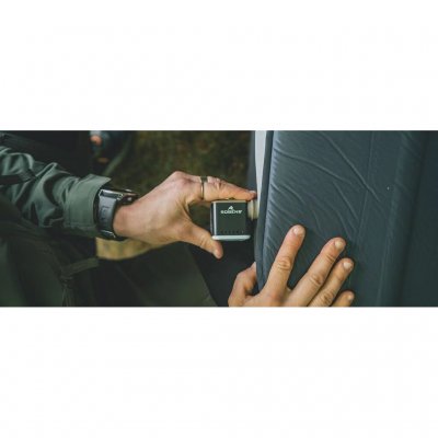 Zeer lichte en compacte luchtpomp met ingebouwde lamp.