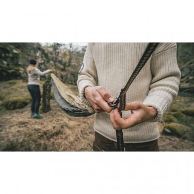 Stevige banden en karabiners zorgen voor een maximale belasting van 200 kg voor de hangmat.