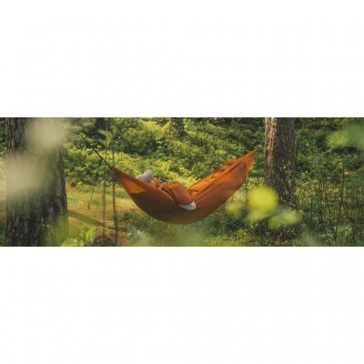 Slaap comfortabel dicht bij de natuur met de Trace Hammock van Robens.