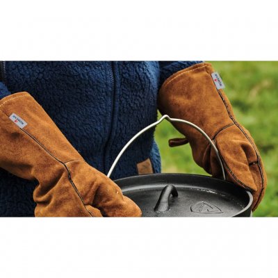 Hittebeschermende handschoenen die handig zijn bij het hanteren van hete voorwerpen, zoals gietijzeren producten of houtblokken.