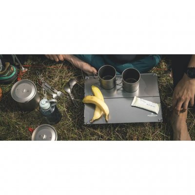 Kleine opvouwbare tafel die een stabiele basis biedt voor koken in de buitenlucht.