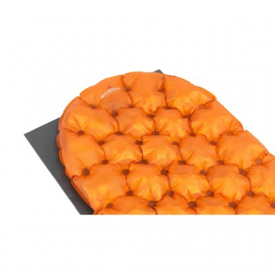 Schuim slaapmat die samen met je opblaasbare slaapmat kan worden gebruikt om een extra isolatielaag tegen kou van de grond te bi