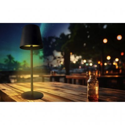 De lamp geeft een warm en gezellig licht.