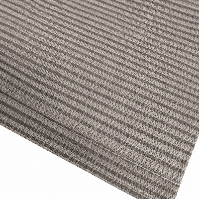 Praktisch zonnedoek van UV-bestendig en slijtvast materiaal dat aangename schaduw biedt op de camping.