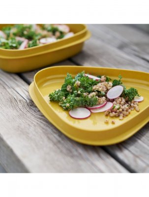 Its high edge means that it fits most dishes and makes it stackable and pack-friendly.