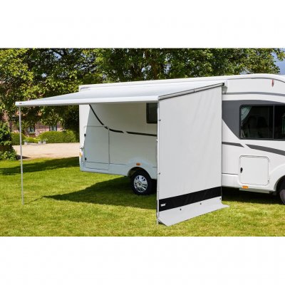 Væggen giver privatlivsbeskyttelse, vindbeskyttelse og regnbeskyttelse.