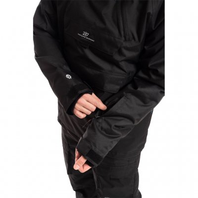 Pocket for lift card left arm.