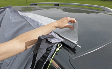 Bevestig de bustent met magnetische bevestiging